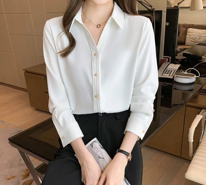 雪紡V領金扣女長袖白襯衫 寬鬆OL免燙抗皺涼感 側面穿搭展示